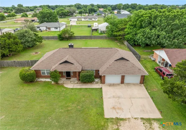 Photo 2 of Single family home for sale at 381 Norwood Dr, Woodway, TX 76712 | MLS# 615115 | Listing updated on 2026-09-30