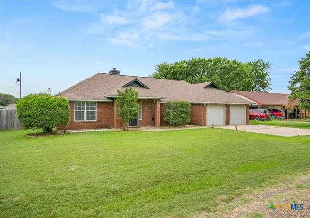 Photo 3 of Single family home for sale at 381 Norwood Dr, Woodway, TX 76712 | MLS# 615115 | Listing updated on 2026-09-30