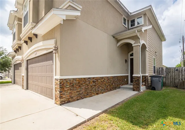 Photo 3 of Sale Pending at 111 Fleetwood Dr, Victoria, TX 77901 | MLS# 615721 | Listing updated on 2026-09-01