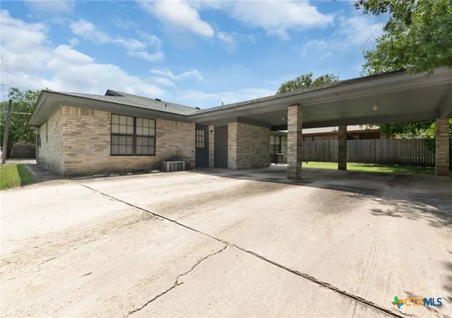 Listing Photo 3 - Condo for sale in building located at 307/309 W 2nd St, Lampasas, TX 76550
