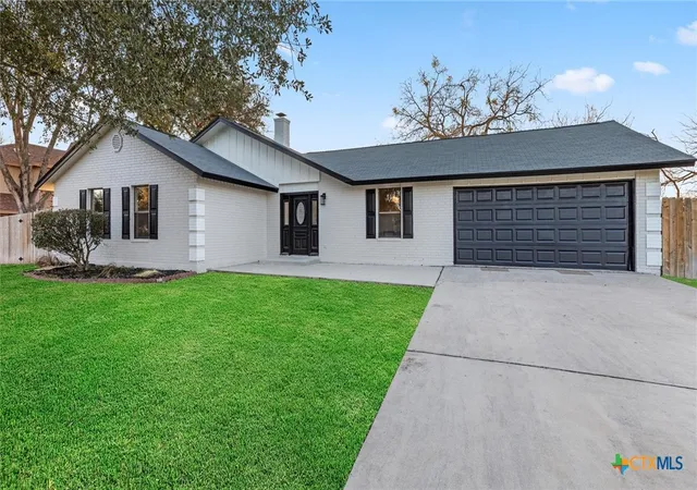 Photo 3 of Single family home for sale at 300 Ridge Crst Dr, Seguin, TX 78155 | MLS# 616857 | Listing updated on 2026-08-26