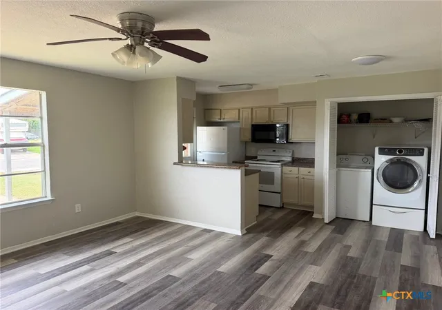 Listing Photo 4 - Condo for sale in building located at 512 Lenora Dr, Taylor, TX 76574