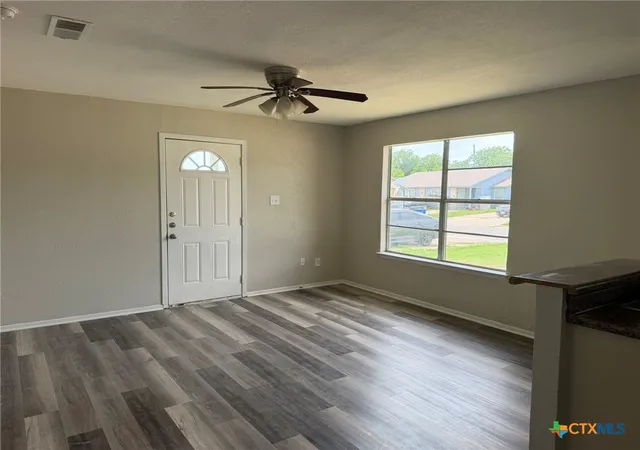 Listing Photo 5 - Condo for sale in building located at 512 Lenora Dr, Taylor, TX 76574