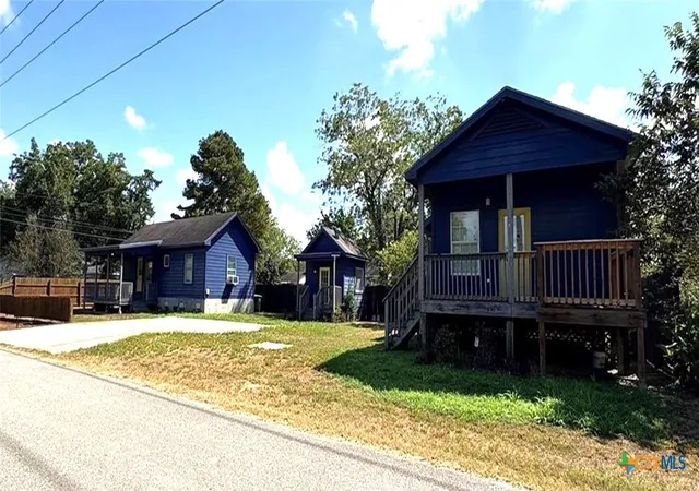 Multi family home for sale at 1017 W Nueces St, Victoria, TX 77901 | MLS# 617062