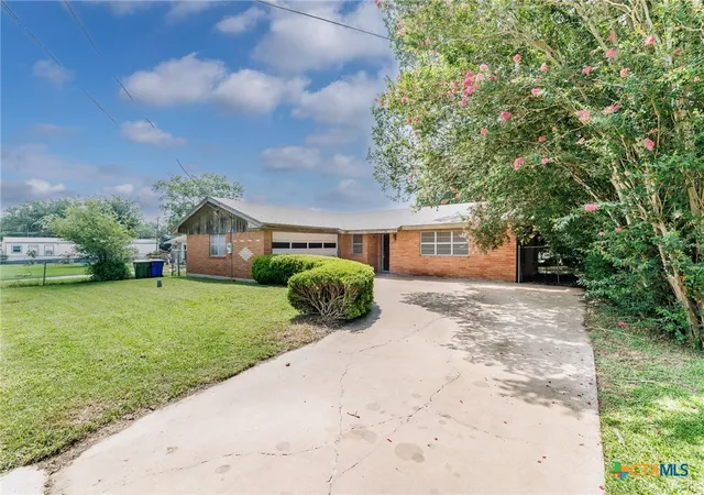 Photo 1 of Single family home for sale at 116 E Wallace St, Gonzales, TX 78629 | MLS# 614848 | Listing updated on 2026-08-17