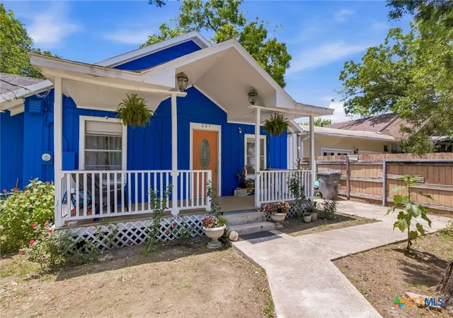 Photo 3 of Single family home for sale at 203 Ernst St, Victoria, TX 77901 | MLS# 617711 | Listing updated on 2026-08-24