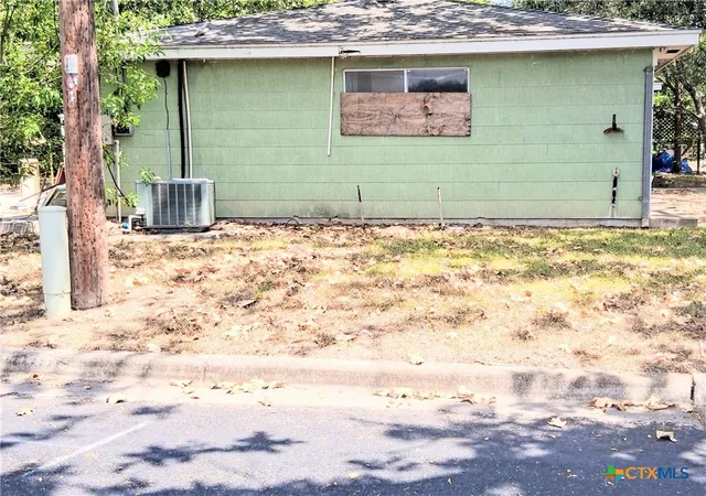 Photo 2 of Single family home for sale at 1702 Woodlawn St, Victoria, TX 77901 | MLS# 616383 | Listing updated on 2026-08-28