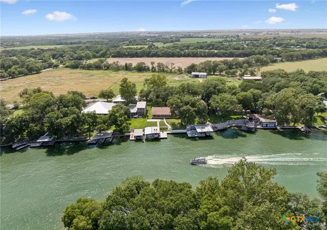 Photo 4 of Sale Pending at 611 Lake Placid Dr, Seguin, TX 78155 | MLS# 618513 | Listing updated on 2026-09-29