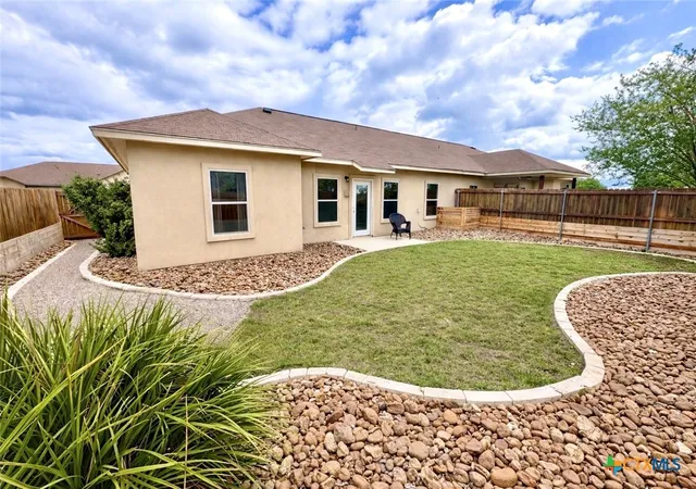 Listing Photo 4 - Condo for sale in building located at 231 Navarro Xing St, Seguin, TX 78155 - Unit #7B