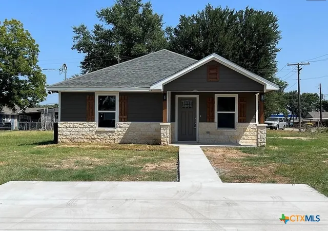 Single family home for sale at 709 W Evans, Hearne, TX 77859 | MLS# 618831