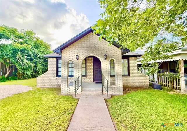 Photo 1 of Single family home for sale at 404 W Brackenridge St, Edna, TX 77957 | MLS# 618866 | Listing updated on 2026-09-11