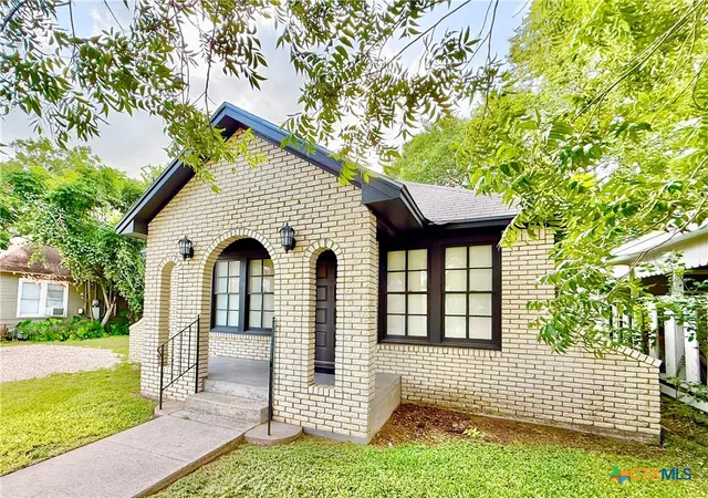 Photo 2 of Single family home for sale at 404 W Brackenridge St, Edna, TX 77957 | MLS# 618866 | Listing updated on 2026-09-11