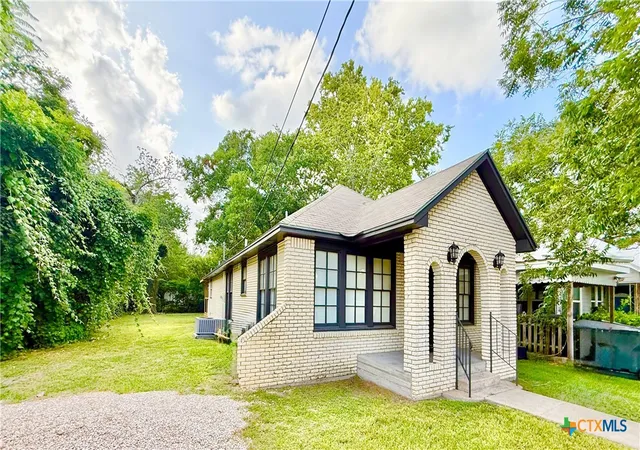 Photo 3 of Single family home for sale at 404 W Brackenridge St, Edna, TX 77957 | MLS# 618866 | Listing updated on 2026-09-11