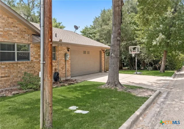 Photo 3 of Single family home for sale at 1101 E 19th Street, Cameron, TX 76520 | MLS# 618825 | Listing updated on 2026-08-24