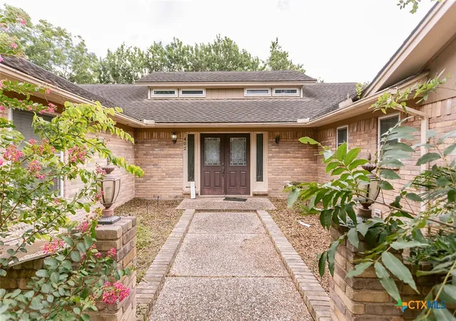 Photo 2 of Sale Pending at 402 Chimney Rock Dr, Victoria, TX 77904 | MLS# 619274 | Listing updated on 2026-08-11