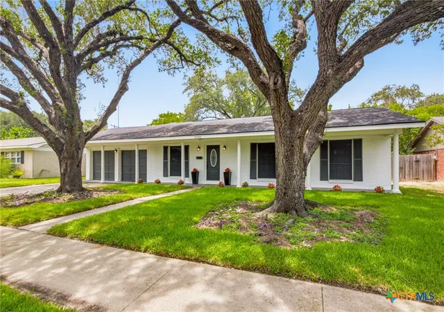 Photo 2 of Single family home for sale at 2308 E Loma Vista Ave, Victoria, TX 77901 | MLS# 619419 | Listing updated on 2026-09-11