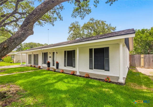 Photo 2 of Single family home for sale at 2308 E Loma Vista Ave, Victoria, TX 77901 | MLS# 619419 | Listing updated on 2026-09-11