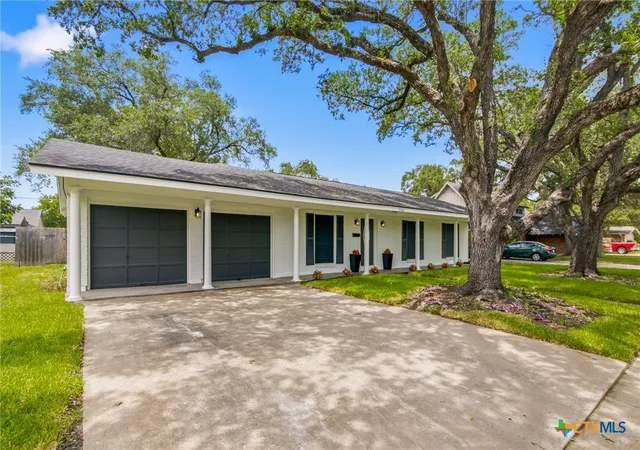 Photo 3 of Single family home for sale at 2308 E Loma Vista Ave, Victoria, TX 77901 | MLS# 619419 | Listing updated on 2026-09-11