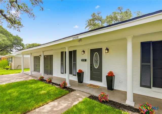Photo 4 of Single family home for sale at 2308 E Loma Vista Ave, Victoria, TX 77901 | MLS# 619419 | Listing updated on 2026-09-11