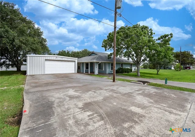 Photo 3 of Sale Pending at 748 W Bayshore Dr, Palacios, TX 77465 | MLS# 619667 | Listing updated on 2026-09-15