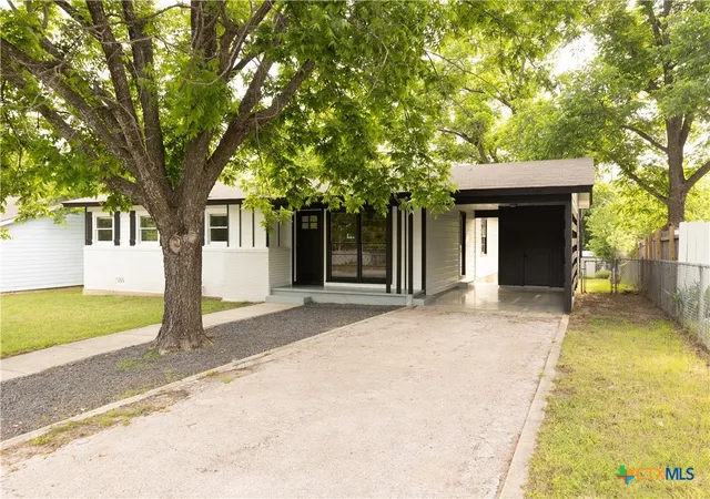 Photo 2 of Single family home for sale at 22 Steele St, Lampasas, TX 76550 | MLS# 619718 | Listing updated on 2026-09-01