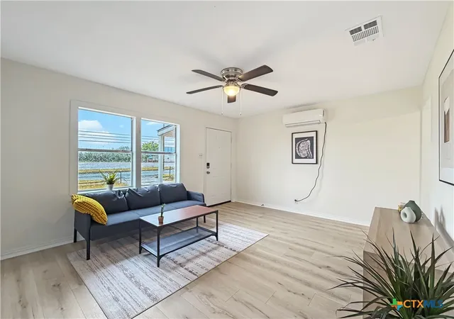 Photo 3 of Single family home for sale at 913 Rev R A Abercrombie Dr, Killeen, TX 76543 | MLS# 619570 | Listing updated on 2026-09-04