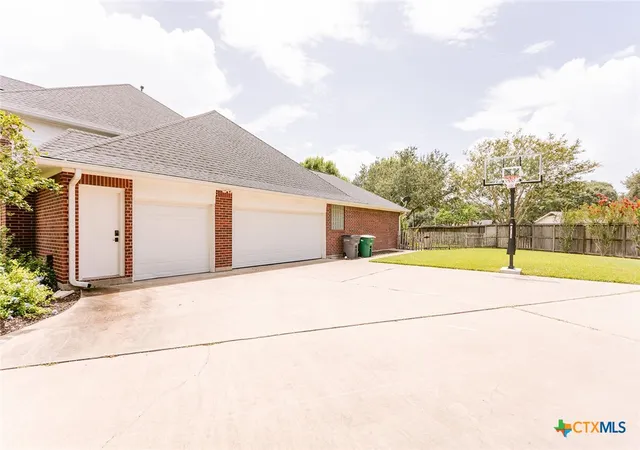Photo 3 of Single family home for sale at 101 Legend Dr, Victoria, TX 77904 | MLS# 620023 | Listing updated on 2026-08-27