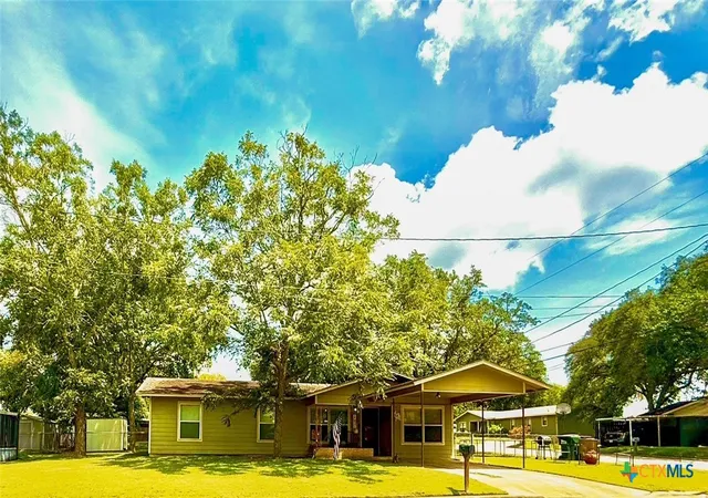 Photo 1 of Single family home for sale at 203 W Koether St, Shiner, TX 77984 | MLS# 619923 | Listing updated on 2026-08-19