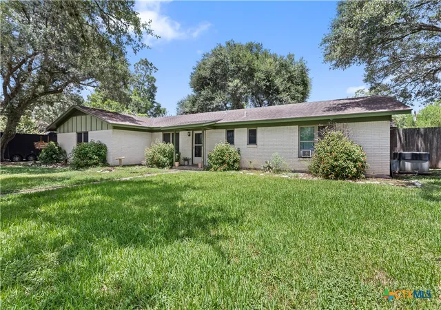 Photo 3 of Single family home for sale at 106 Aberdeen St, Victoria, TX 77904 | MLS# 620134 | Listing updated on 2026-08-30