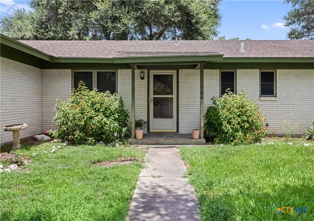 Photo 3 of Single family home for sale at 106 Aberdeen St, Victoria, TX 77904 | MLS# 620134 | Listing updated on 2026-08-30