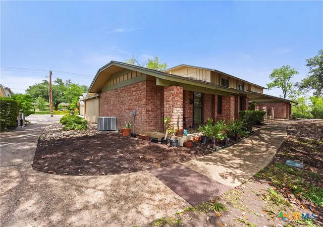Photo 3 of Townhouse for sale at 9622 Covey Brg Ln, Austin, TX 78758 | MLS# 620116 | Listing updated on 2026-09-23