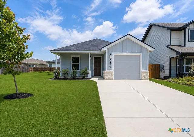 Photo 3 of Sale Pending at 240 W Martindale, Seguin, TX 78155 | MLS# 620262 | Listing updated on 2026-09-23