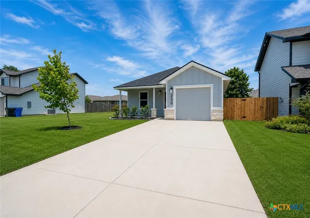 Photo 3 of Sale Pending at 240 W Martindale, Seguin, TX 78155 | MLS# 620262 | Listing updated on 2026-09-23