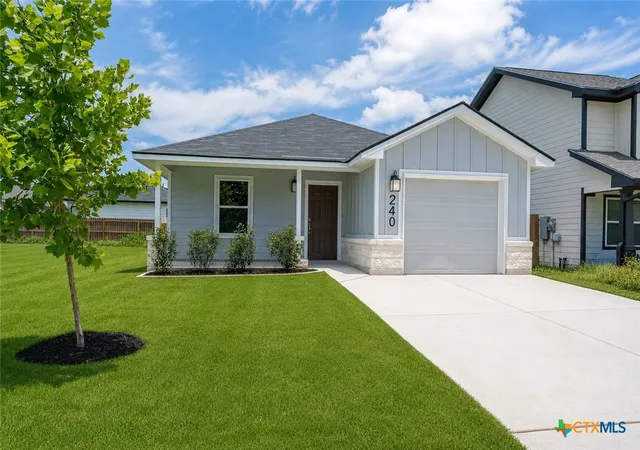 Photo 4 of Sale Pending at 240 W Martindale, Seguin, TX 78155 | MLS# 620262 | Listing updated on 2026-09-23