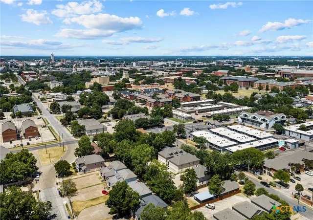 Listing Photo 4 - Condo for sale in building located at 2101 S 7th St, Waco, TX 76706