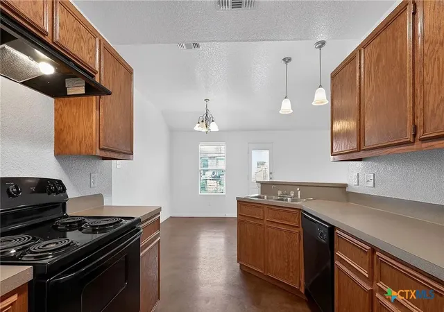 Listing Photo 3 - Condo for sale in building located at 3711 John Chisholm Loop, Killeen, TX 76542