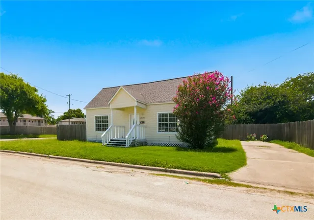 Photo 2 of Single family home for sale at 1701 N Wheeler St, Victoria, TX 77901 | MLS# 620443 | Listing updated on 2026-08-25