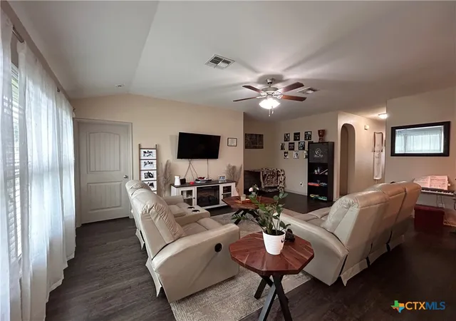 Photo 3 of Single family home for sale at 207 Cobble Stone Ct, Victoria, TX 77904 | MLS# 620559 | Listing updated on 2026-09-11