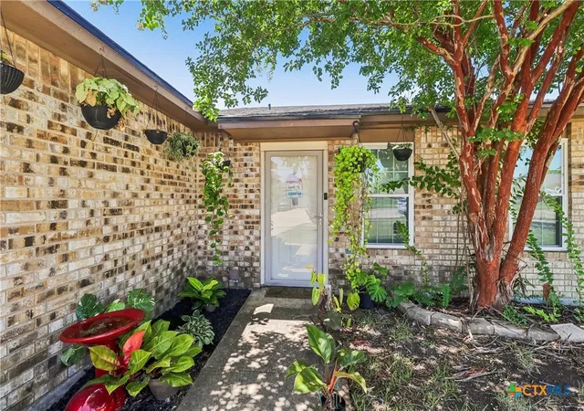 Photo 3 of Sale Pending at 402 Carly Dr, Killeen, TX 76542 | MLS# 620473 | Listing updated on 2026-08-25