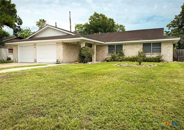 Photo 2 of Single family home for sale at 102 Tanglewood Dr, Victoria, TX 77901 | MLS# 620602 | Listing updated on 2026-08-26
