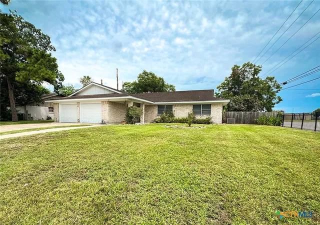Photo 3 of Single family home for sale at 102 Tanglewood Dr, Victoria, TX 77901 | MLS# 620602 | Listing updated on 2026-08-26