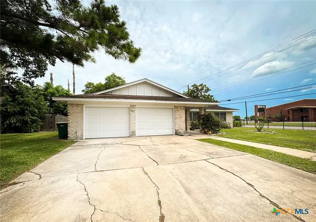 Photo 3 of Single family home for sale at 102 Tanglewood Dr, Victoria, TX 77901 | MLS# 620602 | Listing updated on 2026-08-26