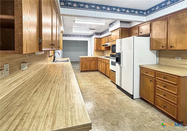 Photo 3 of Single family home for sale at 802 East 14th St, Cameron, TX 76520 | MLS# 620820 | Listing updated on 2026-09-15