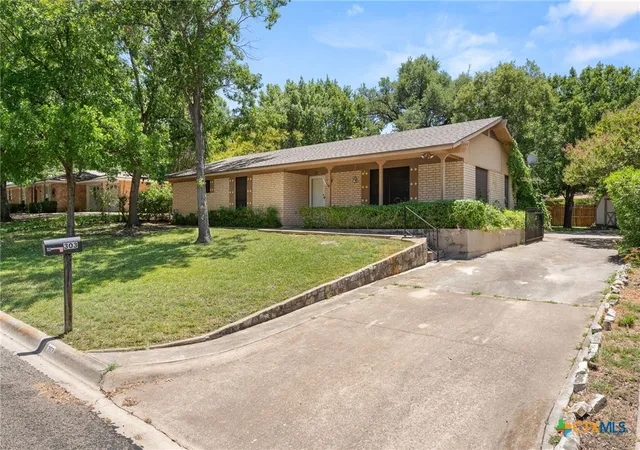 Photo 3 of Single family home for sale at 303 E 20th Avenue, Belton, TX 76513 | MLS# 621118 | Listing updated on 2026-09-10