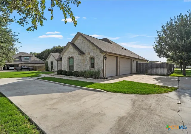 Photo 3 of Single family home for sale at 17 Vista De Luna Ln, Belton, TX 76513 | MLS# 619145 | Listing updated on 2026-10-03