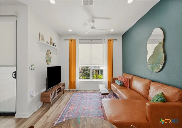 Listing Photo 5 - Condo for sale in building located at 653 Stadtbach St, New Braunfels, TX 78130