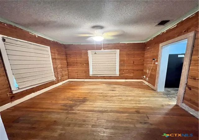 Photo 3 of Single family home for sale at 105 N Summer St, Lampasas, TX 76550 | MLS# 621403 | Listing updated on 2026-09-01