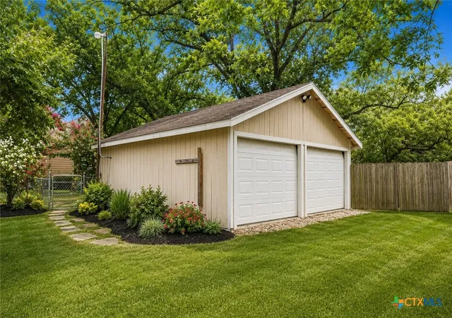 Photo 3 of Single family home for sale at 606 Schwab St, Yoakum, TX 77995 | MLS# 621160 | Listing updated on 2026-08-03