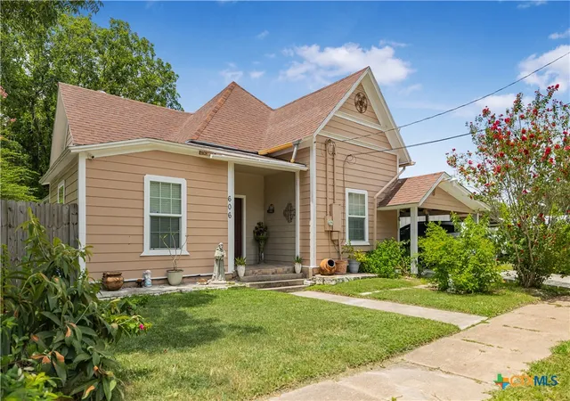 Photo 3 of Single family home for sale at 606 Schwab St, Yoakum, TX 77995 | MLS# 621160 | Listing updated on 2026-08-03