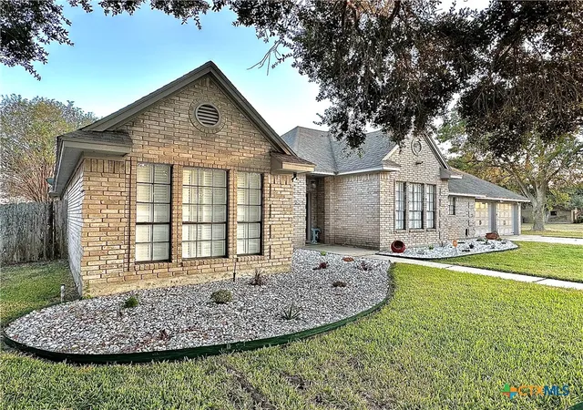 Photo 2 of Sale Pending at 203 Chimney Rock Dr, Victoria, TX 77904 | MLS# 621430 | Listing updated on 2026-09-14